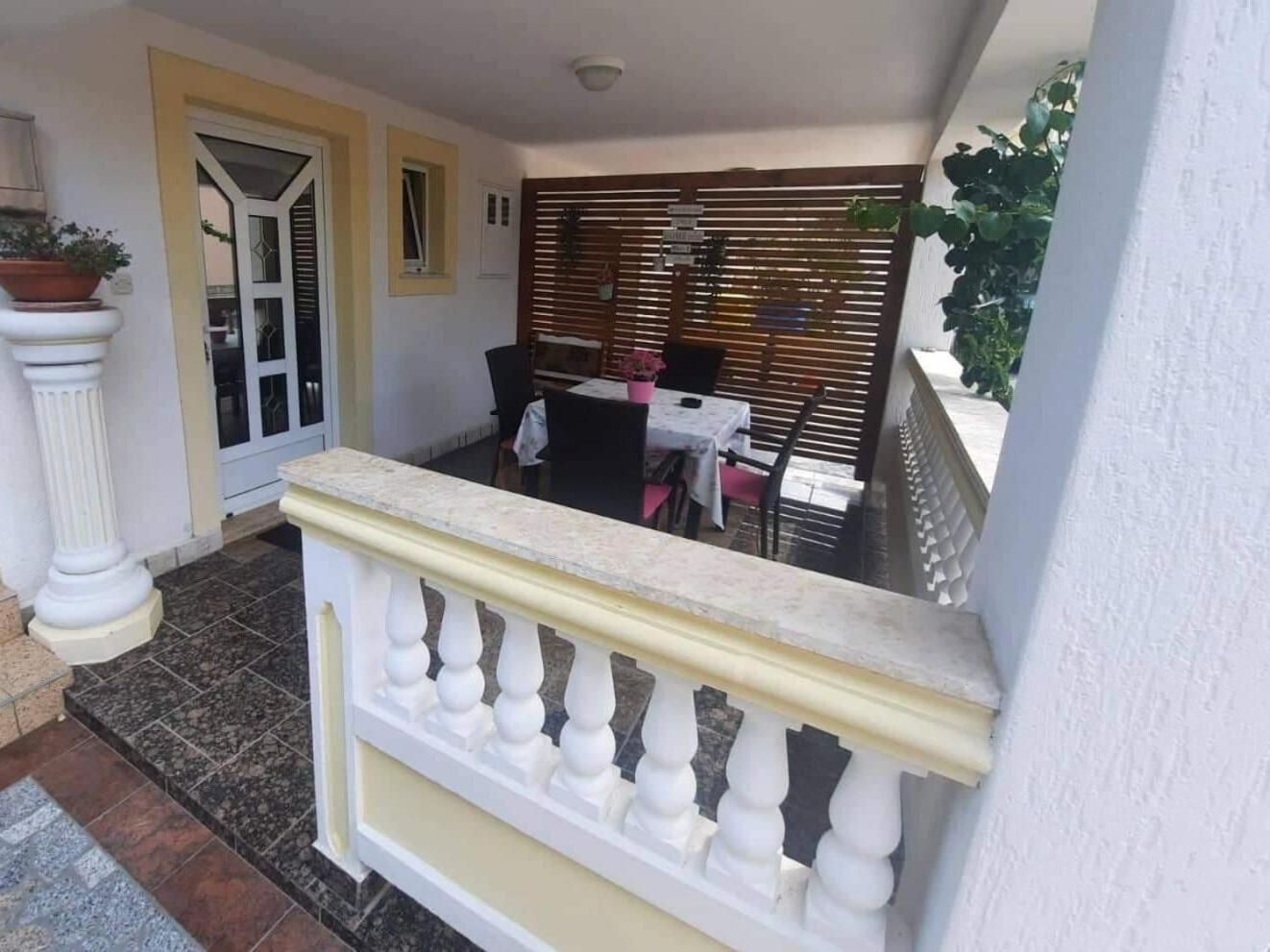 Apartments Robi- Swimming Pool And Beautiful Garden Kampor Extérieur photo